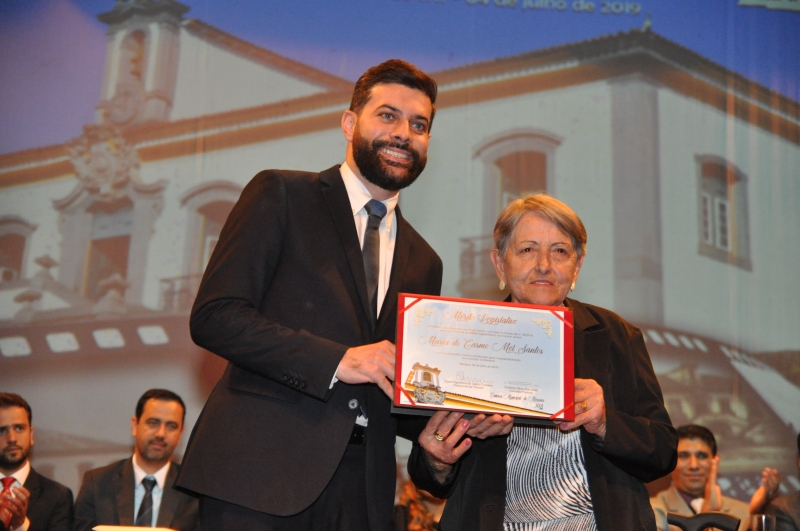 Maria do Carmo Mól Santos recebe o Mérito Legislativo do vereador Cristiano Silva Vilas Boas (PT).