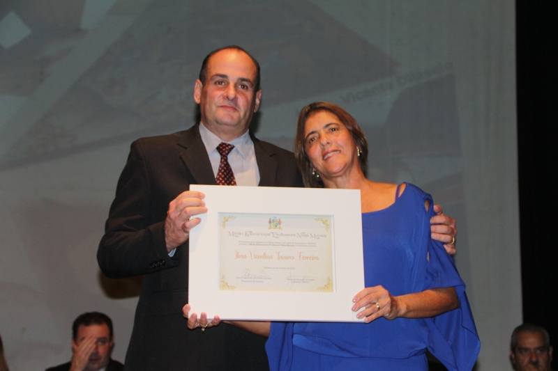 Câmara homenageia destaques da educação, cultura, ação social e igualdade racial em sessão solene