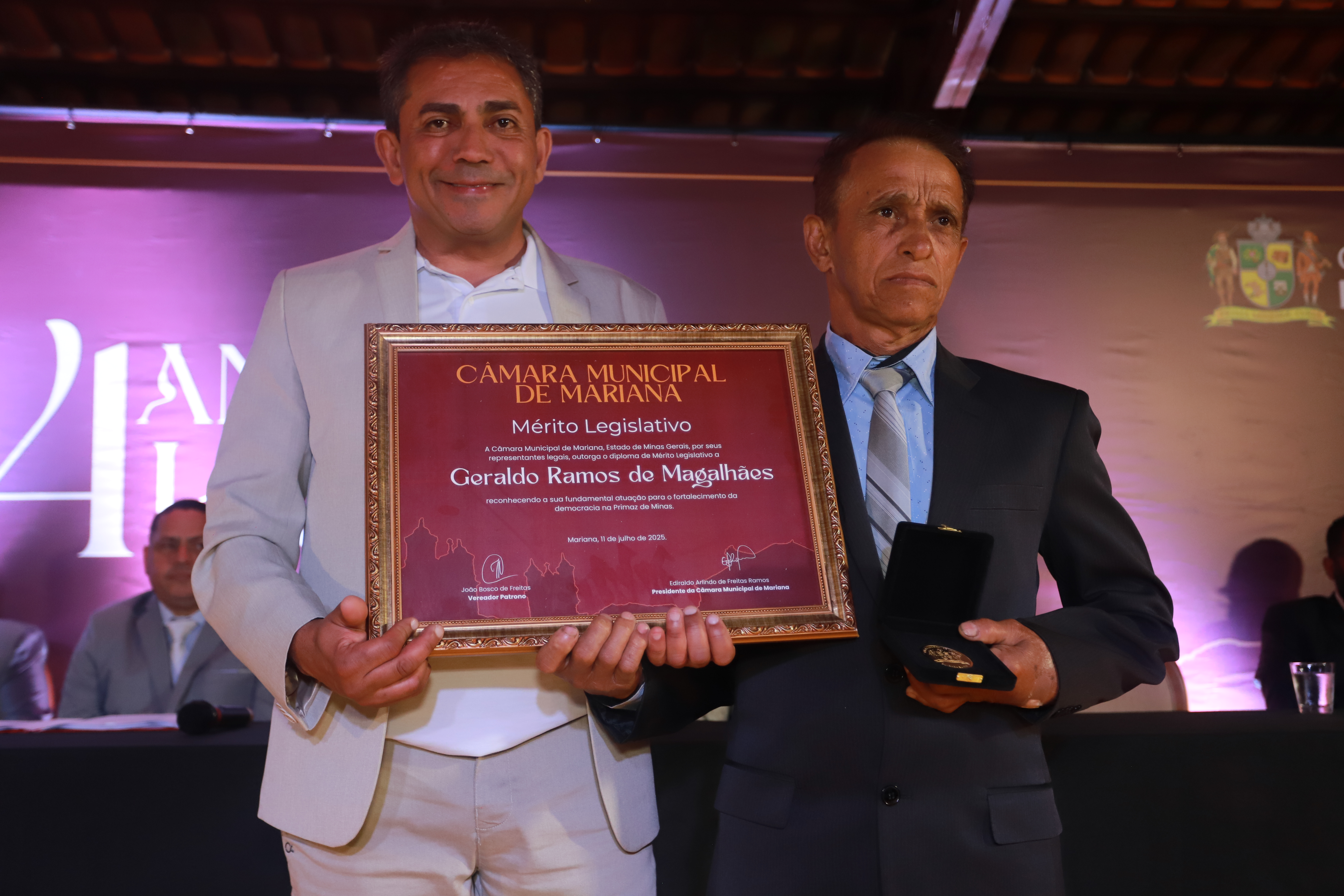 Câmara de Mariana celebra 314 anos com entrega de 26 títulos e homenagens em noite solene