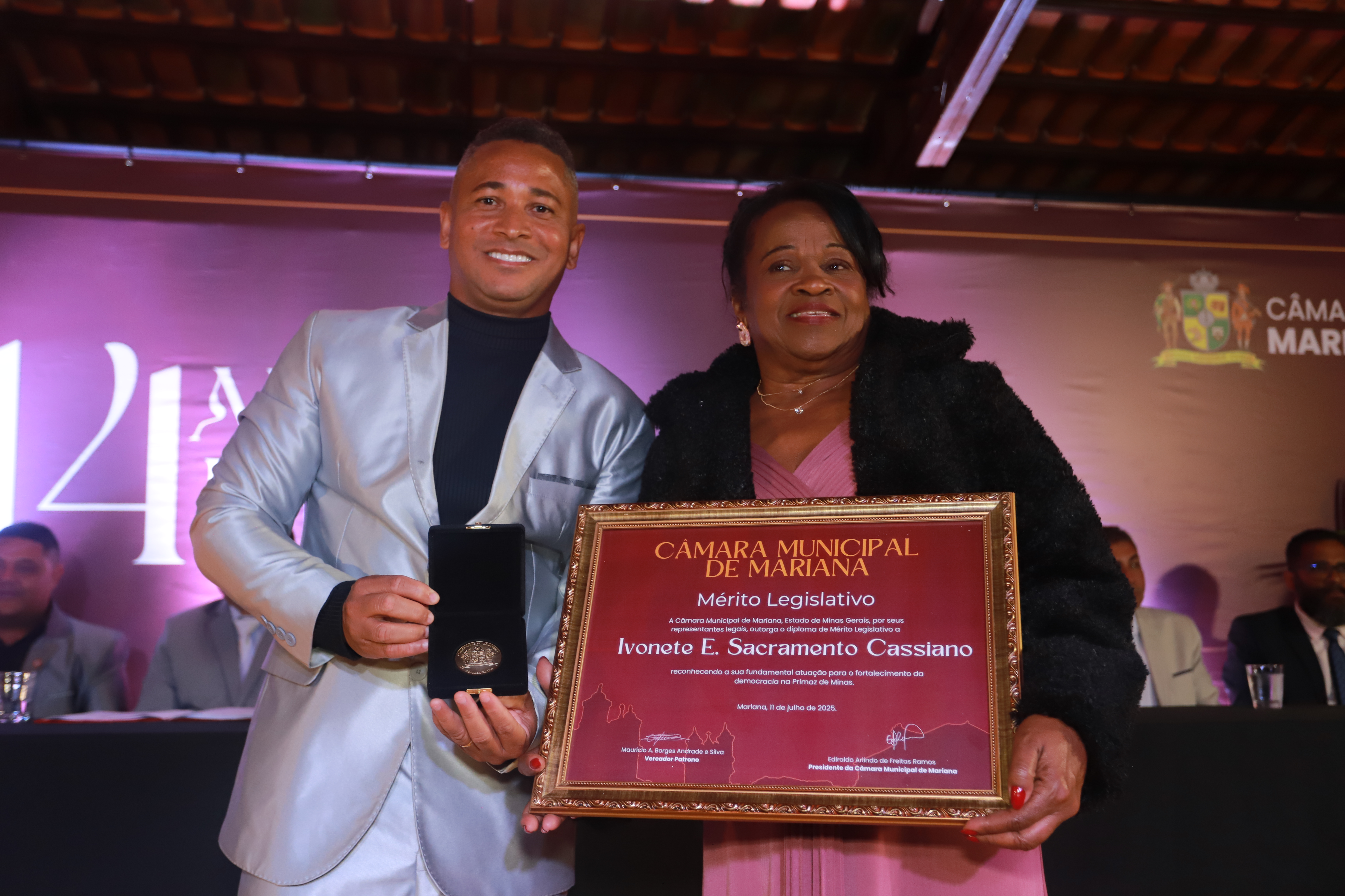Câmara de Mariana celebra 314 anos com entrega de 26 títulos e homenagens em noite solene