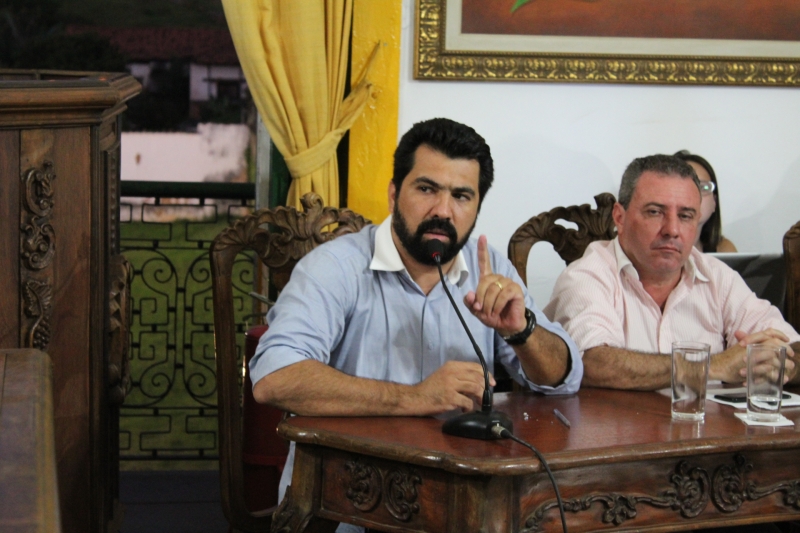 Vereadores pedem esclarecimentos  sobre situação de postos de combustível da cidade