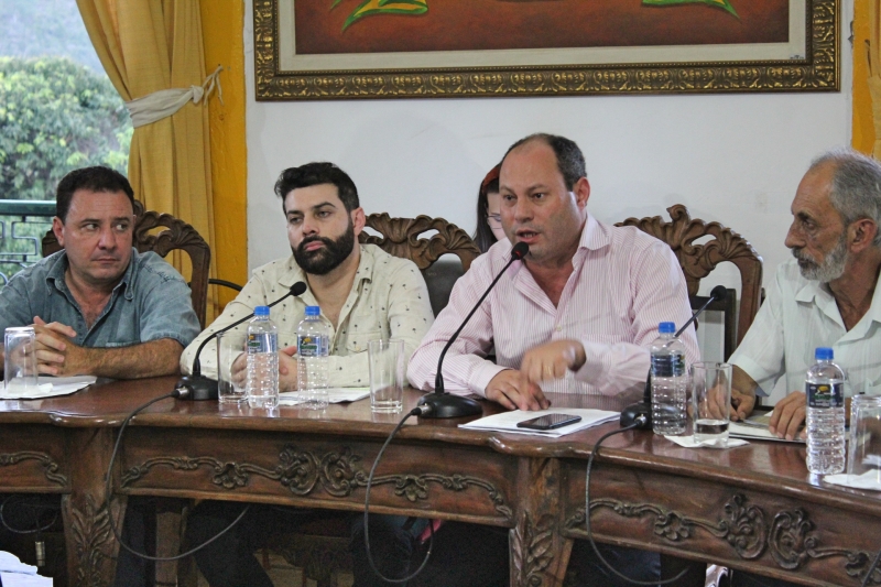Vereadores debatem os assuntos da 35ª Reunião Ordinária.