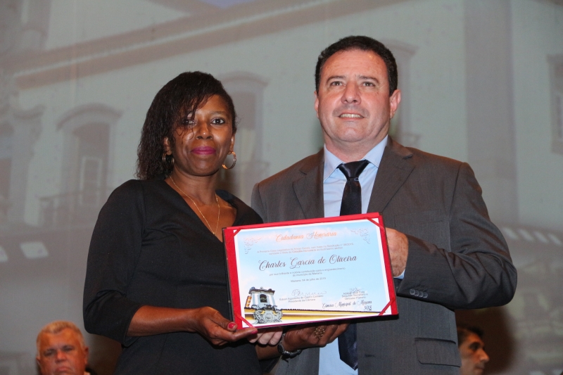 Charles Oliveira, representado por Tereza Gertrudes, recebe a Cidadania Honorária do vereador Adimar Cota (PSC).