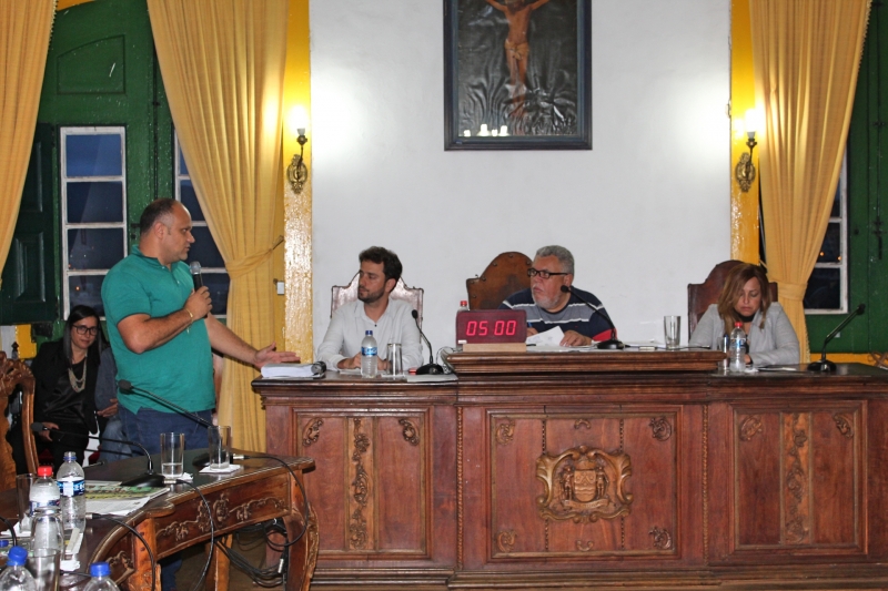 Vereadores debatem durante 37ª Reunão Ordinária.