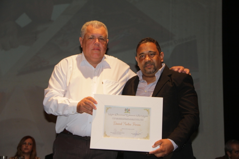 Câmara homenageia destaques da educação, cultura, ação social e igualdade racial em sessão solene
