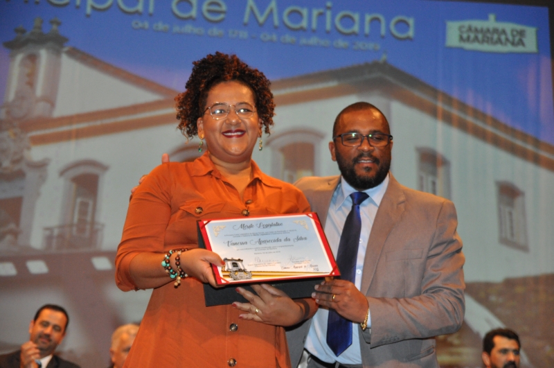 Vanessa da Silva recebeu o Mérito Legislativo pelas mãos do vereador Ronaldo Bento (PSB).