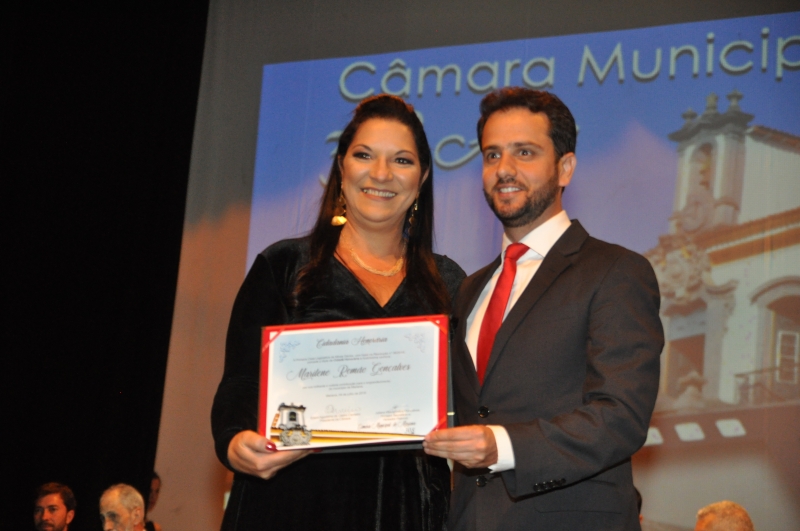 Marilene Romão recebe o título de Cidadania Honorária pelas mãos do vereador Juliano Duarte (Cidadania).