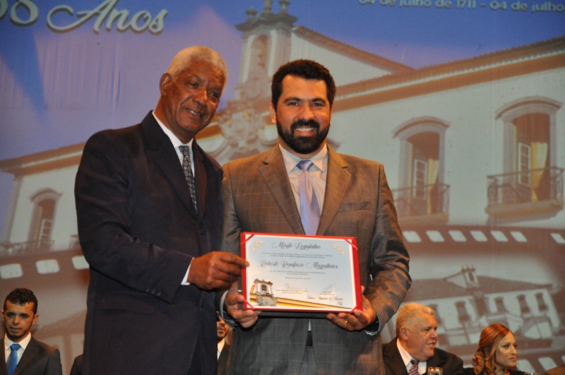 Roberto Magalhães recebe o Mérito Legislativo pelas mãos do vereador Bruno Mól (MDB).