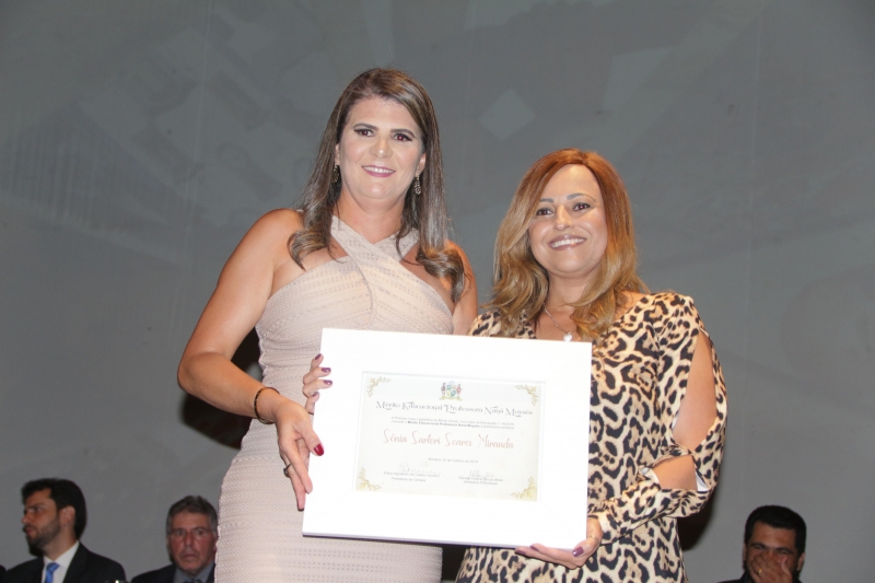 Câmara homenageia destaques da educação, cultura, ação social e igualdade racial em sessão solene