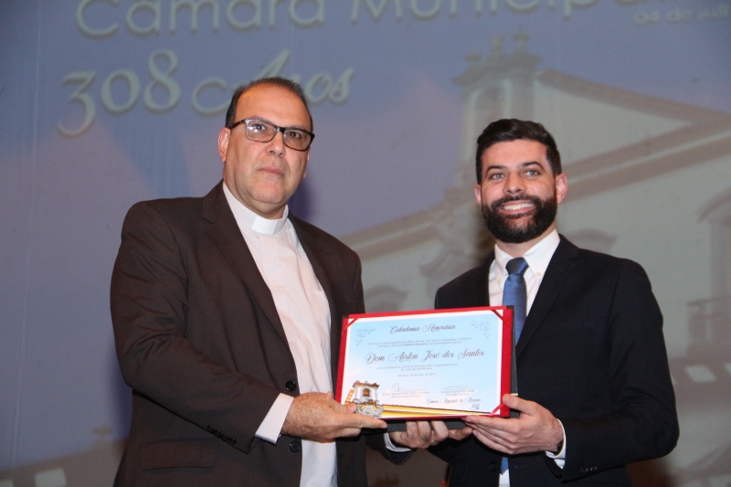 Dom Airton, representado por Cônego Nedsons, recebe o título de Cidadania Honorária do vereador Cristiano (PT).