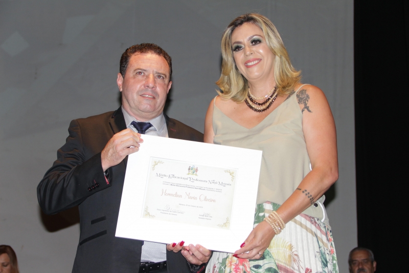 Câmara homenageia destaques da educação, cultura, ação social e igualdade racial em sessão solene