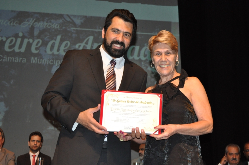 Bruno Mol faz a entrega da comenda.