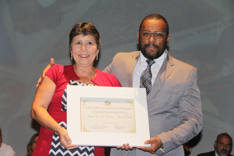 Câmara homenageia destaques da educação, cultura, ação social e igualdade racial em sessão solene