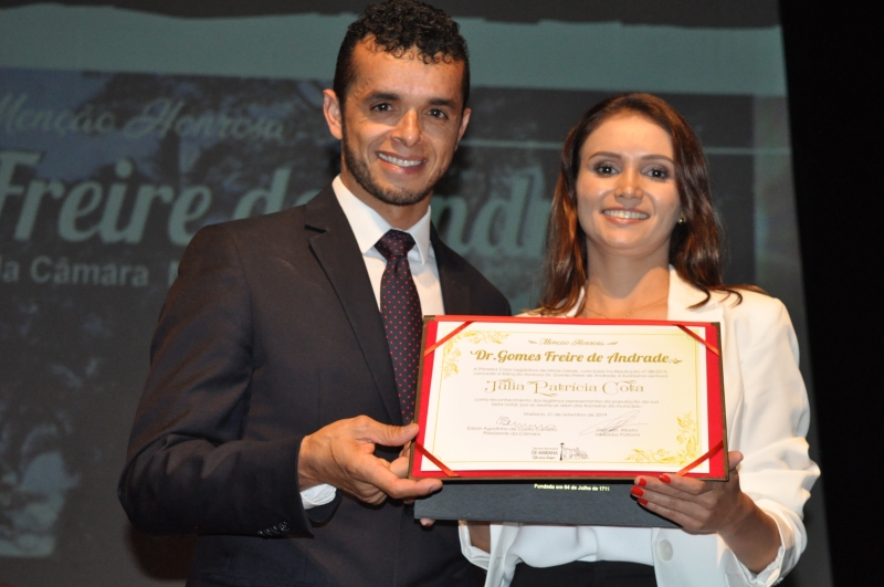 Deyvson Ribeiro faz a entrega da comenda.