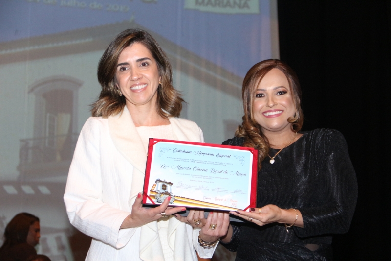A juíza Marcela Decat recebe a Cidadania Honorária Especial pelas mãos da vereadora Daniely Alves (PR).