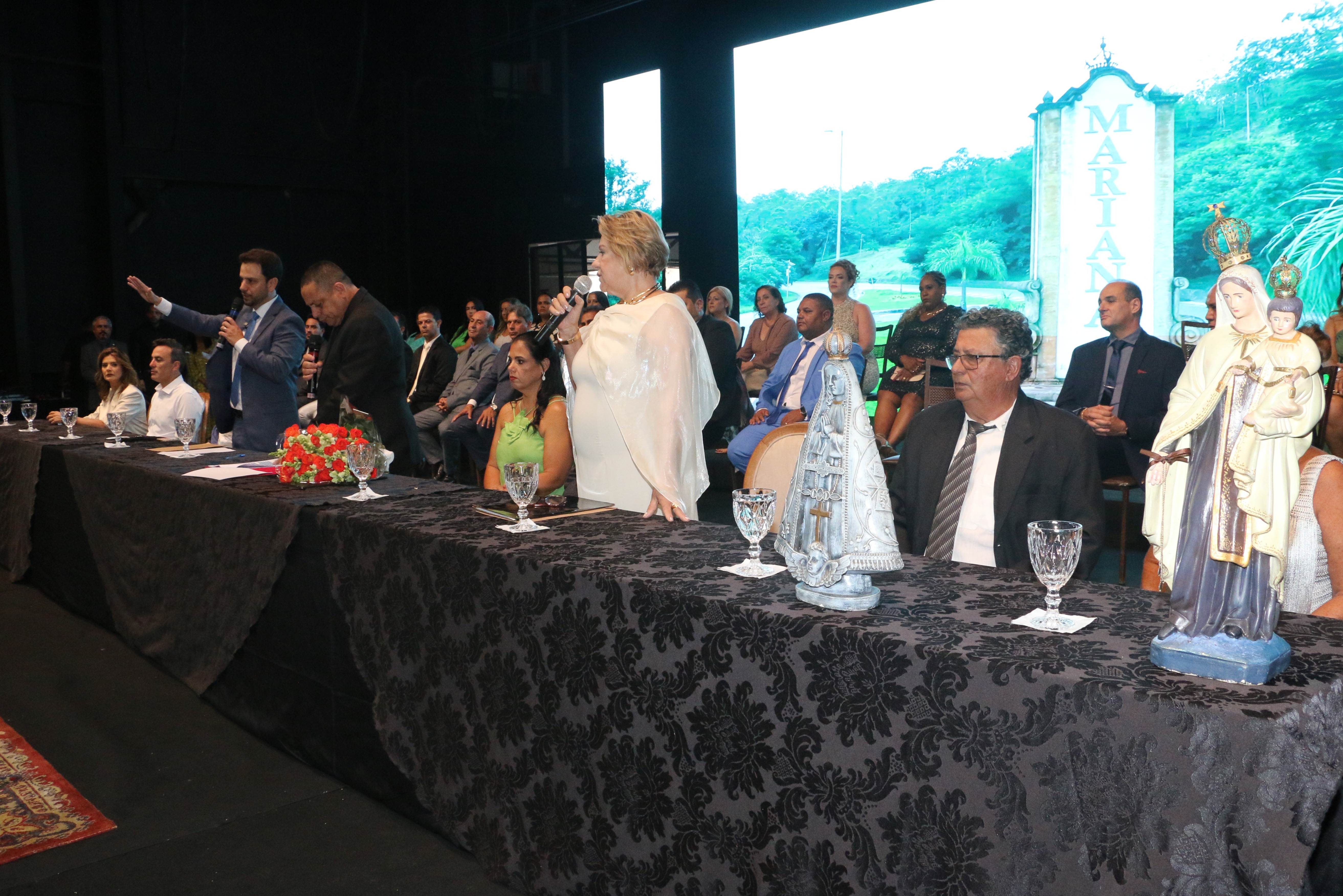 Câmara de Mariana inicia Legislatura 2025-2028 e empossa o prefeito Juliano Duarte e a vice-prefeita Sônia Azzi