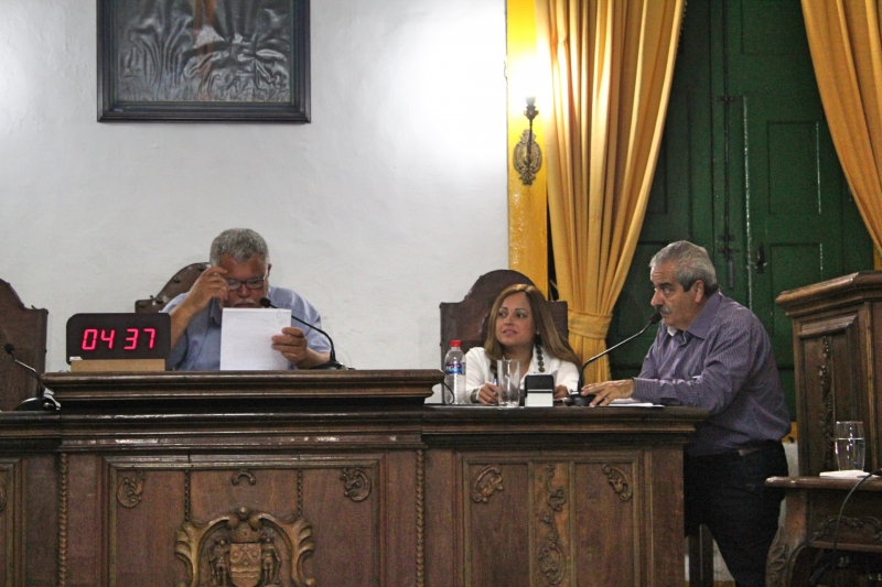 Vereadores debatem os requerimentos apresentados durante a reunião.
