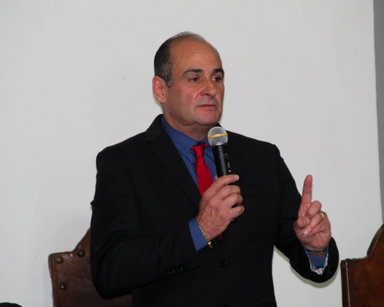 Vereador Fernando Sampaio discursa e agradece pelo seu tempo como presidente da Câmara.