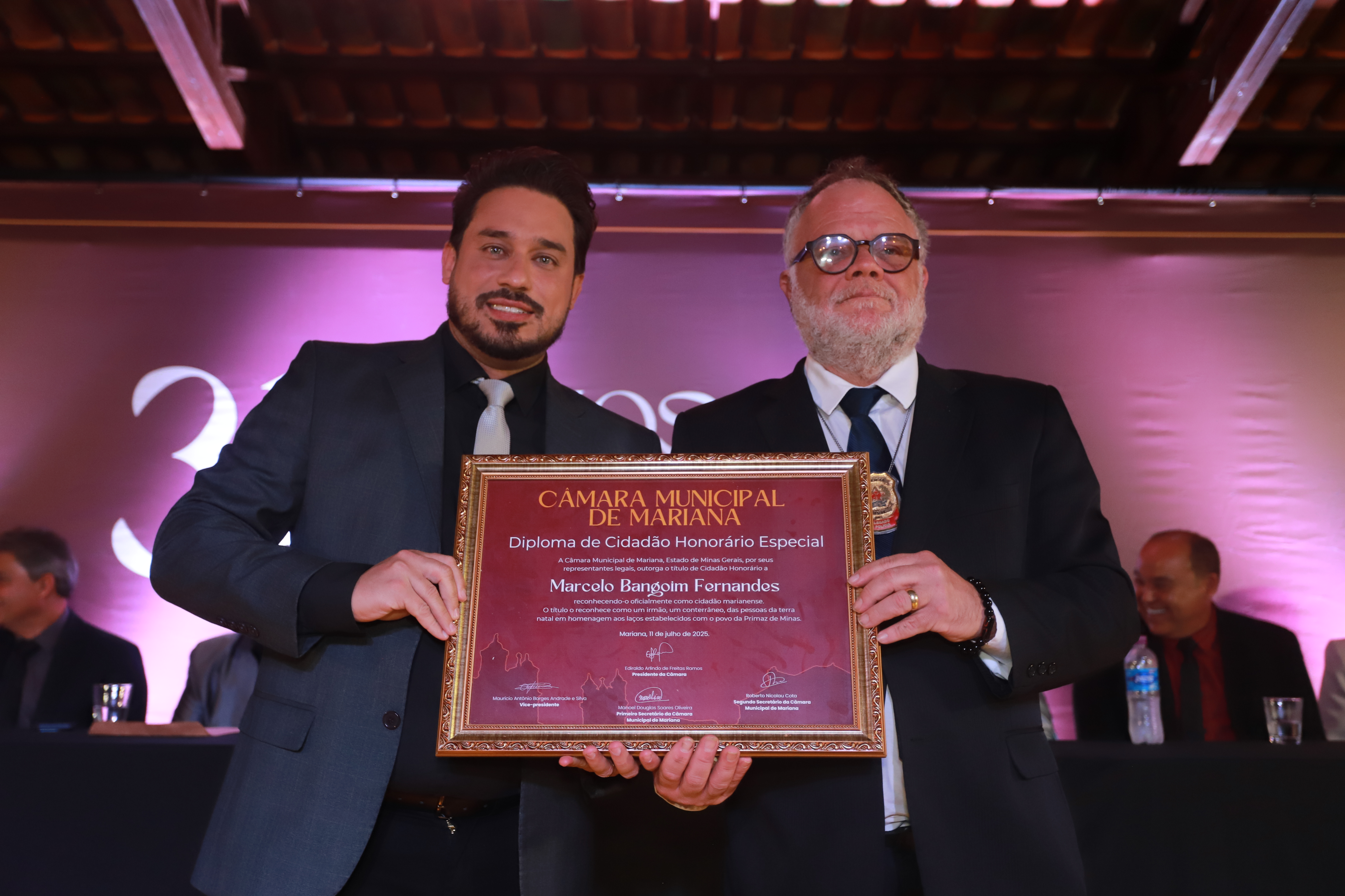 Câmara de Mariana celebra 314 anos com entrega de 26 títulos e homenagens em noite solene