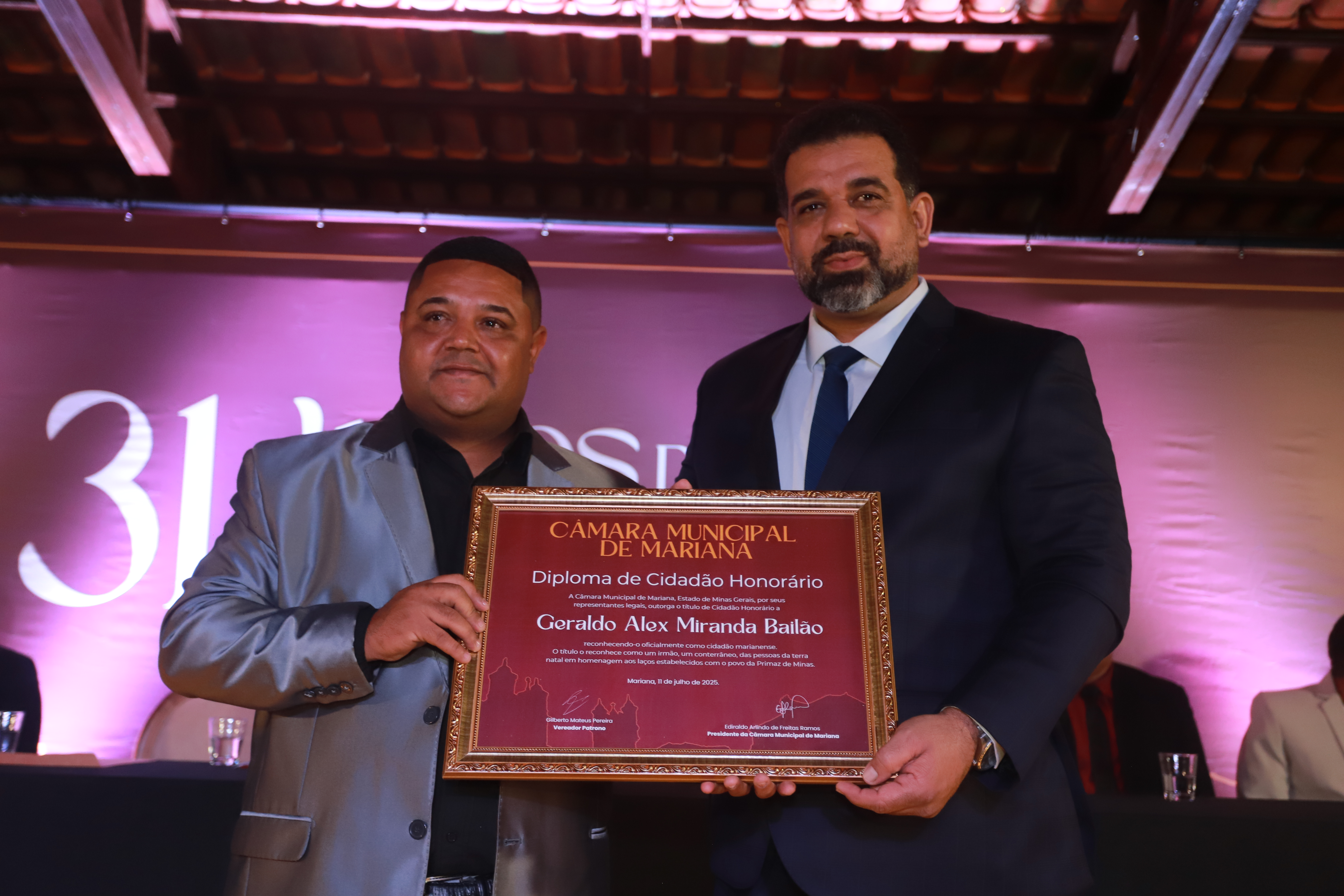 Câmara de Mariana celebra 314 anos com entrega de 26 títulos e homenagens em noite solene