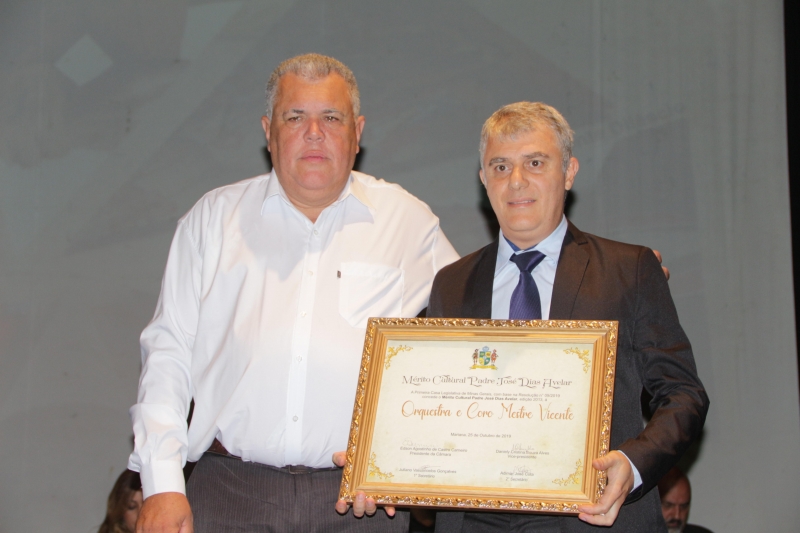 Câmara homenageia destaques da educação, cultura, ação social e igualdade racial em sessão solene