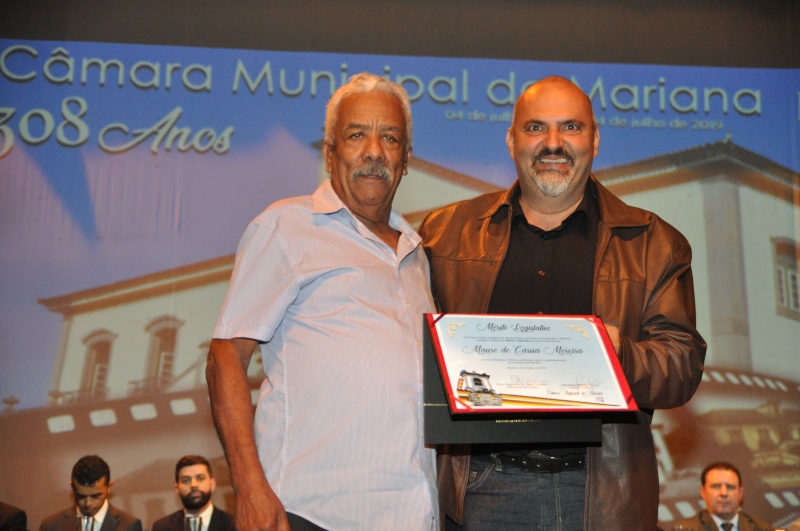 Mauro Moreira recebe o Mérito Legislativo pelas mãos do vereador João Bosco Cerceau Ibrahim (PP).