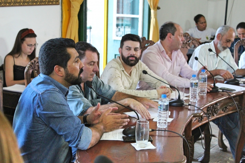 Vereadores debatem os assuntos da 35ª Reunião Ordinária.