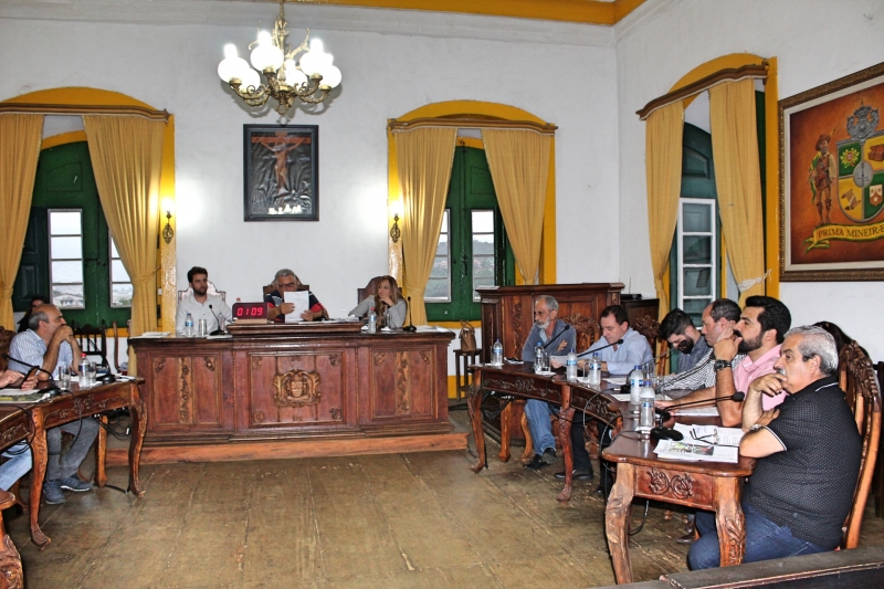 Vereadores debatem durante 37ª Reunão Ordinária.