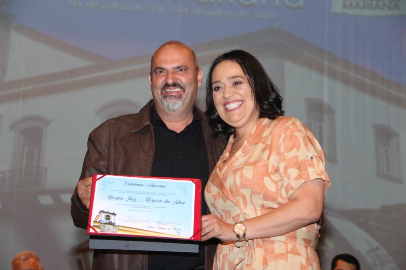 Marina Inêz recebe a Cidadania Honorária do vereador Fernando Sampaio (PRB) representado pelo vereador João Bosco (PP).