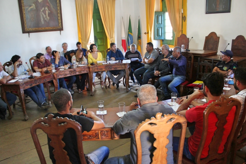 Reunião busca entrar melhoro forma de exploração da praça de alimentação.