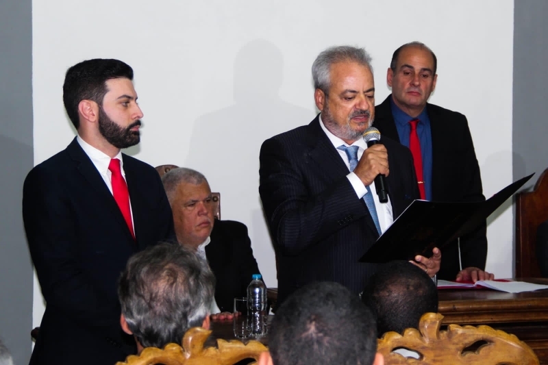 Vice-prefeito e prefeito fazem juramento de posse.