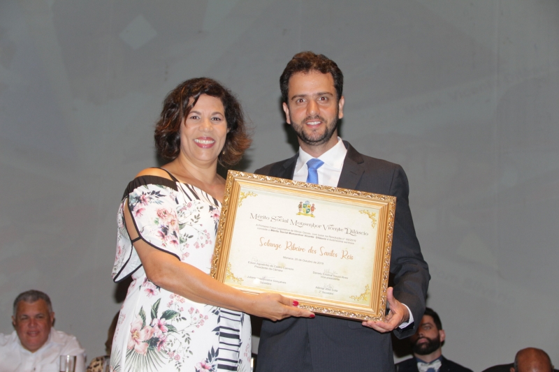 Câmara homenageia destaques da educação, cultura, ação social e igualdade racial em sessão solene