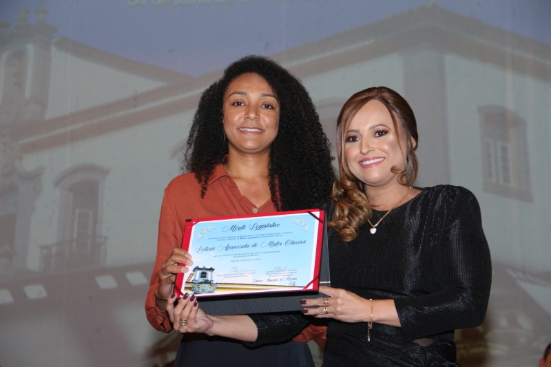 Letícia Aparecida de Matos Oliveira recebe o Mérito Legislativo pelas mãos da vereadora Daniely Souza Alves (PR).
