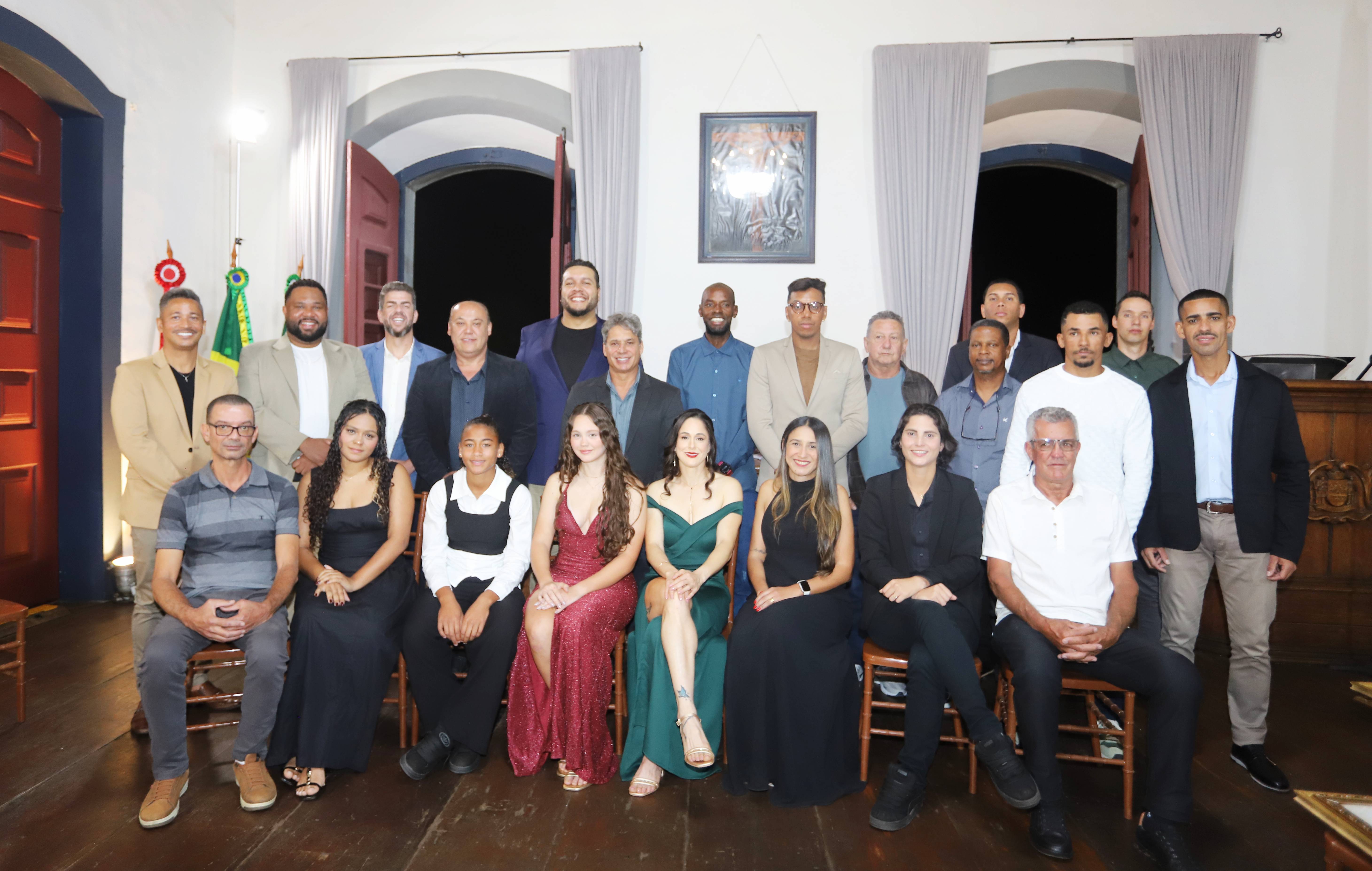 Câmara de Mariana homenageia personalidades com o Mérito Esportivo