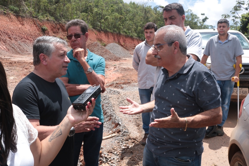 Comissão da Câmara vistoria trecho que dá acesso à comunidade da Vargem