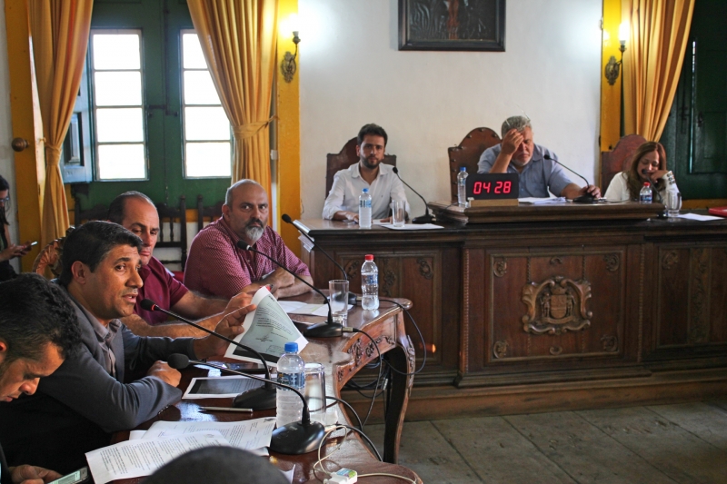 Vereadores debatem os requerimentos apresentados durante a reunião.