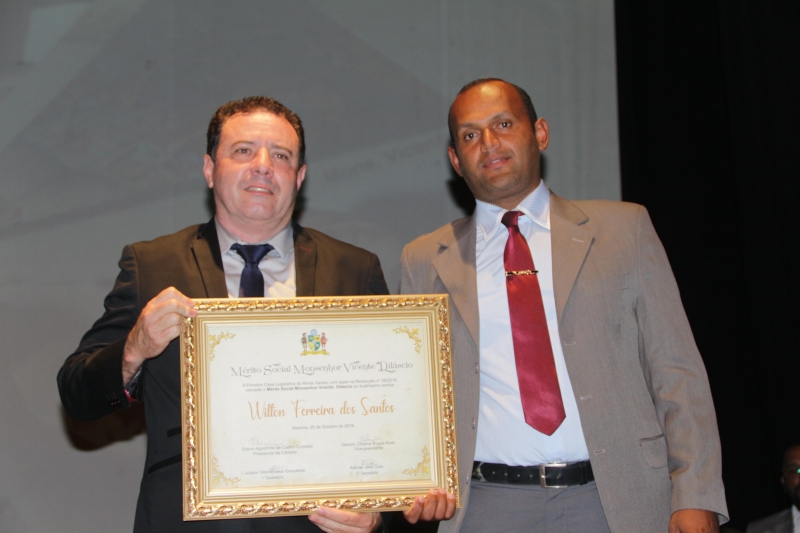 Câmara homenageia destaques da educação, cultura, ação social e igualdade racial em sessão solene
