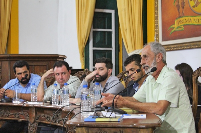 Vereadores debatem os assuntos da 30ª Reunião Ordinária.