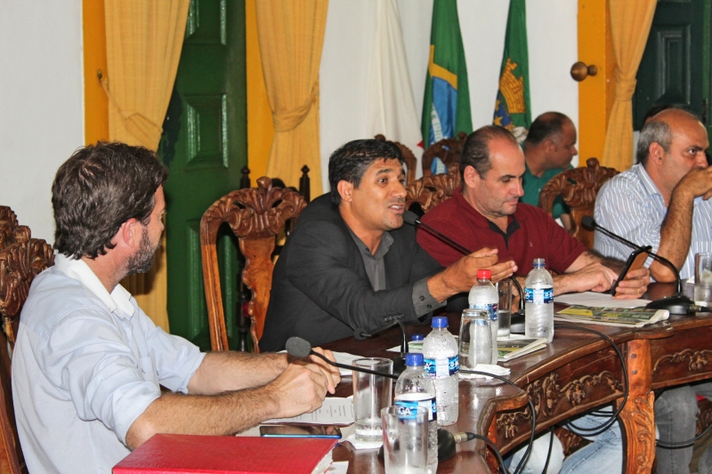 Vereadores debatem durante 37ª Reunão Ordinária.