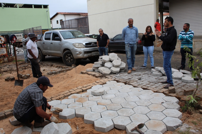 Comissão de Obras orienta e Executivo suspende a remoção de paralelepípedos do estacionamento do Centro de Convenções