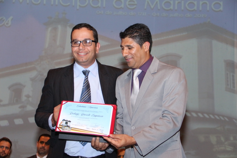 Rodrigo Esquárcio recebe o título de Cidadania Honorária pelas mãos do vereador Antônio Marcos Ramos de Freitas (PHS).