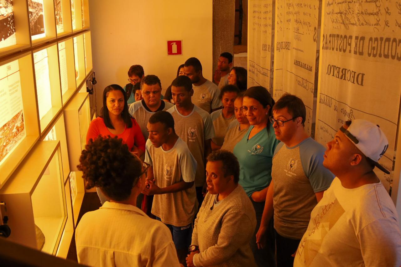 Visita da APAE à exposição Nos Trilhos do Tempo