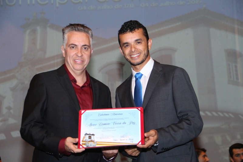 Álvaro Damião recebe o título de Cidadania Honorária pelas mãos do vereador Deyvson Ribeiro (SD).