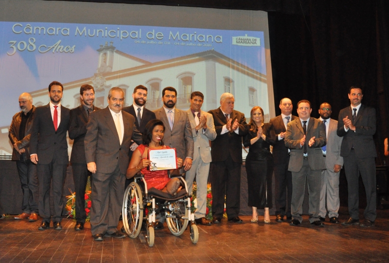 Rosemari dos Santos posa com todos os vereadores de Mariana e o prefeito.