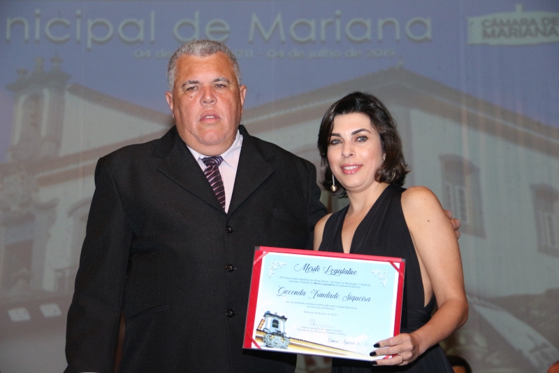Gioconda Trindade Siqueira recebe o Mérito Legislativo pelas mãos do vereador Edson Agostinho de Castro Carneiro (PPS).