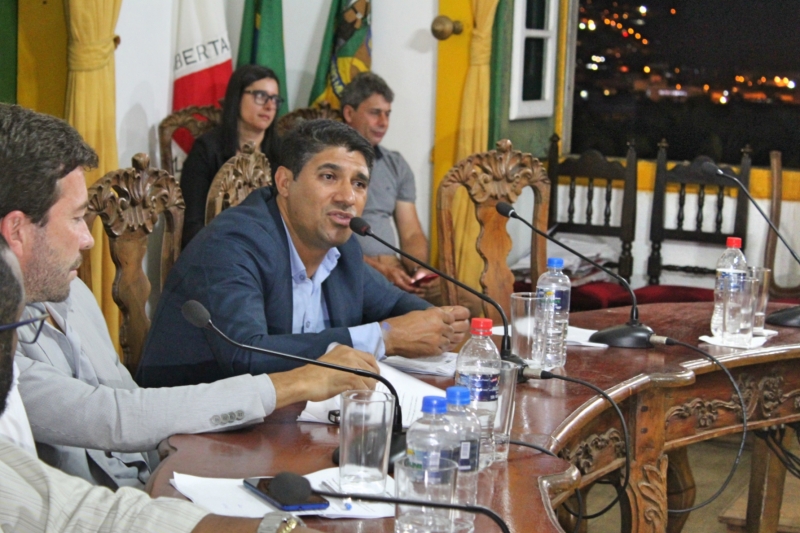 Vereadores debatem os assuntos da 35ª Reunião Ordinária.