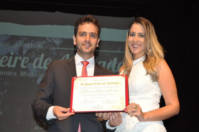 Juliano Duarte faz a entrega da comenda a representante da sua homenageada.