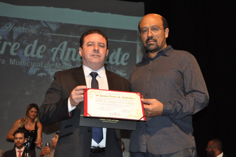 Adimar Cota faz a entrega da comenda.
