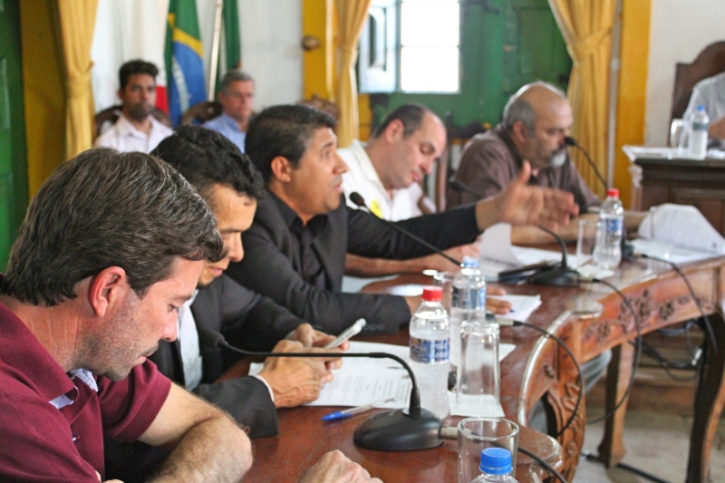 Vereadores debatem os requerimentos apresentados durante a reunião.