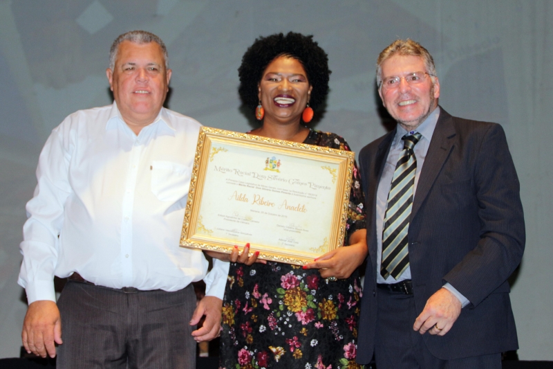 Câmara homenageia destaques da educação, cultura, ação social e igualdade racial em sessão solene
